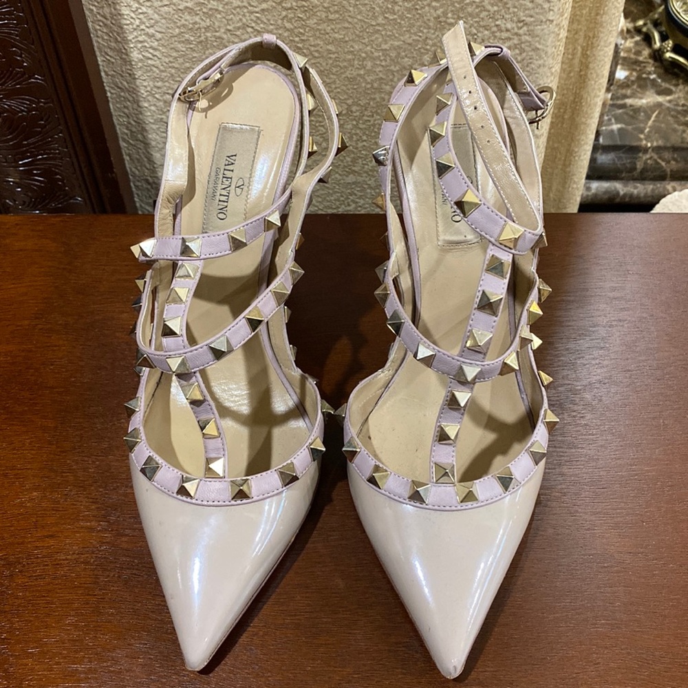 Valentino rock stud heels in size 38 in nude patent leather with gold studs